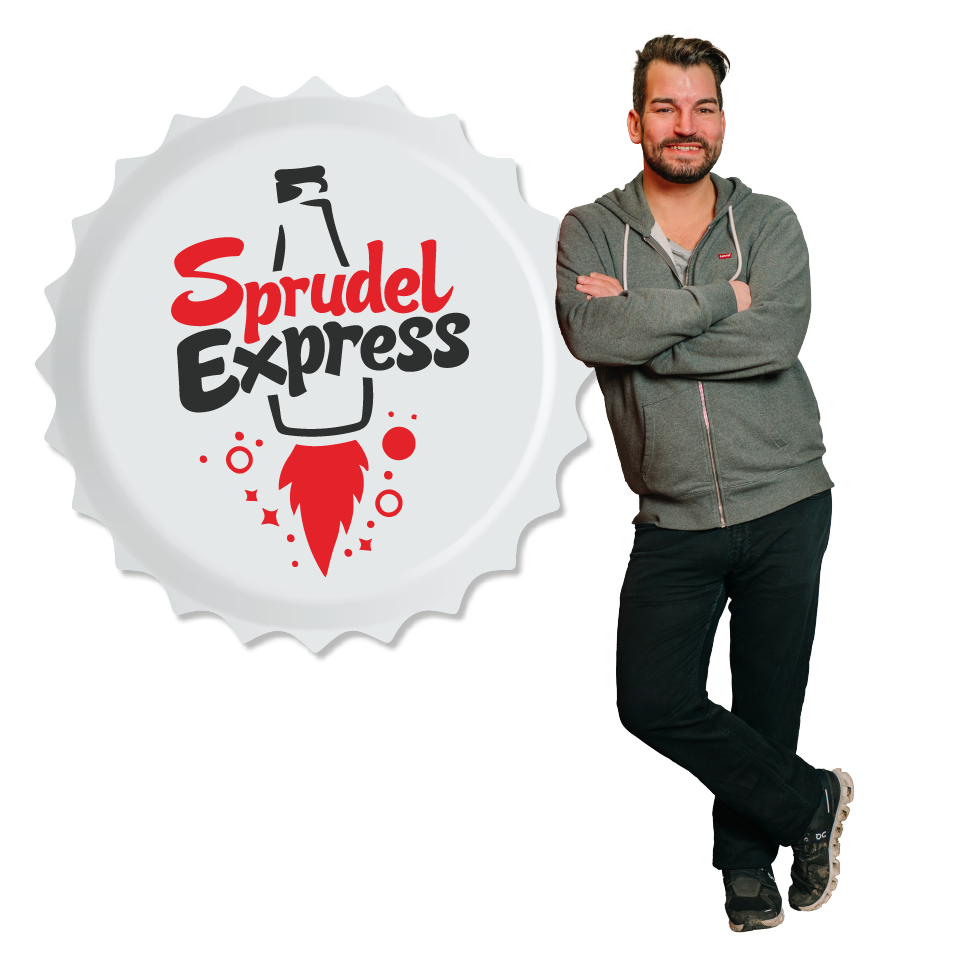 Michael Lueger lehnt am Kronkorken-Logo